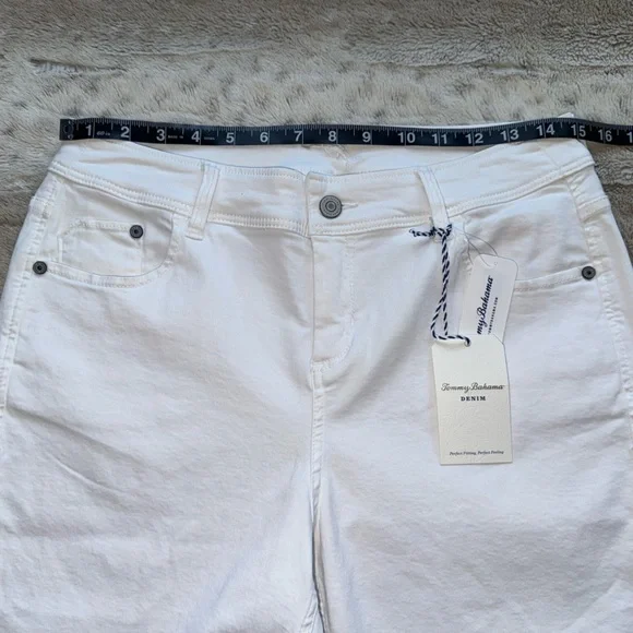 NWT TOMMY BAHAMA Women’s Afton Clam Digger Shorts in White Size 10